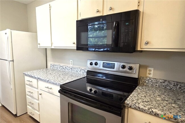 Photo - 317 Armstrong St