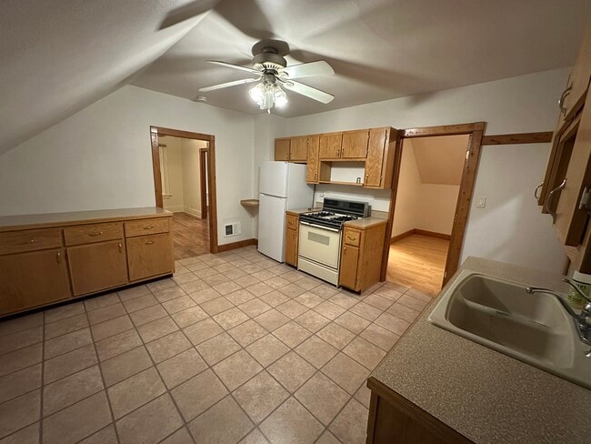 Kitchen - 1032 Broadway Ave Unit Upper in Duplex