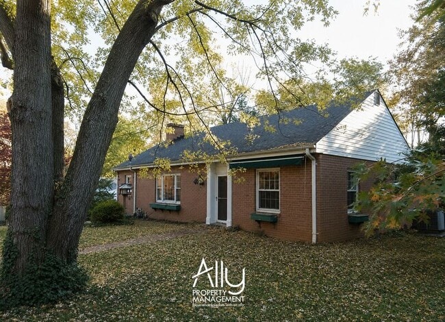 Building Photo - 1605 Cambridge Cir