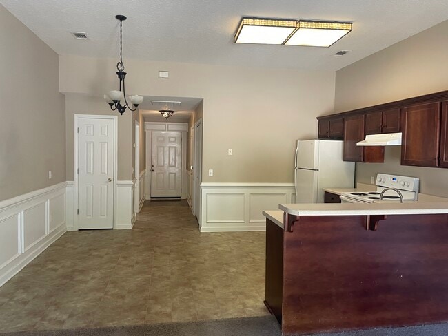 Photo - 140 Auburn Cir