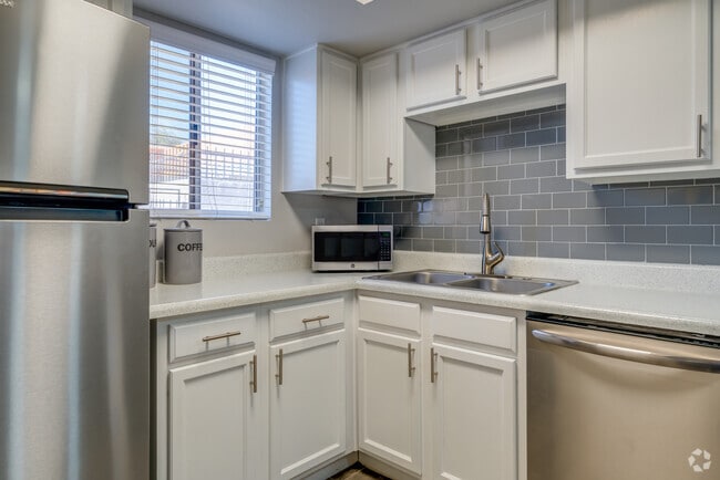 2BR, 2BA - 844SF