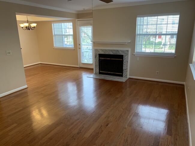 Building Photo - 5708 Chapman Mill Dr Unit 200