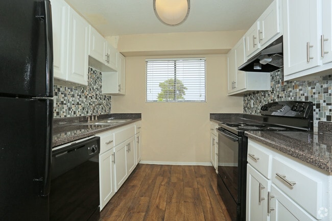 1BR,1BA+Den-750SF Kitchen