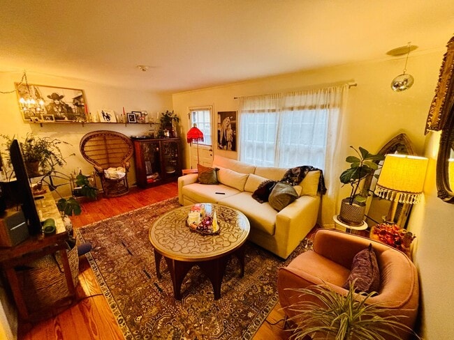 Building Photo - 35-39 E. Blenkner Unit 37 E. Blenkner