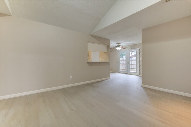 Photo - 212 Quaker Dr