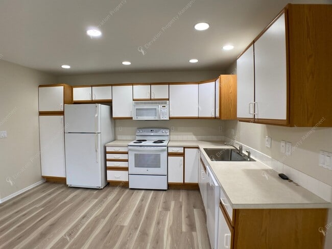 Photo - Bright 3 BR - 3 BA Townhouse in Redmond