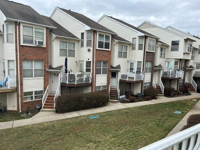 Photo - 748 Harbortown Blvd