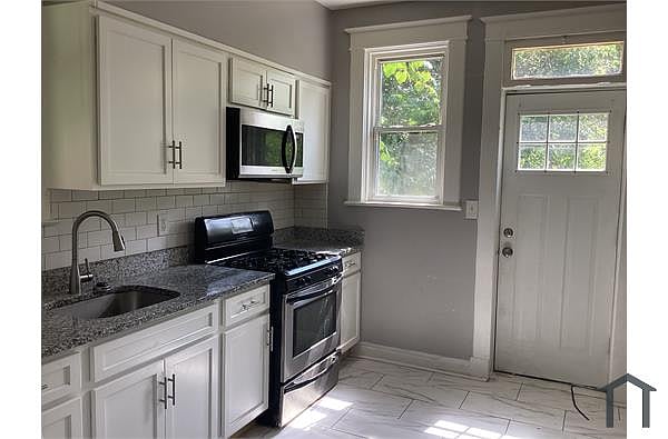 Building Photo - 3 Bedroom 2 Bathroom home