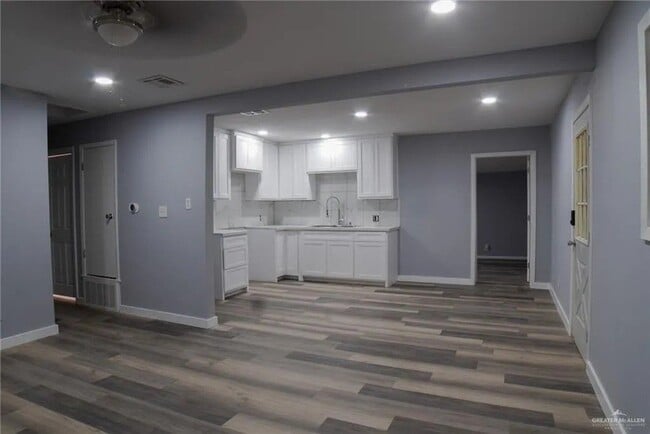 Building Photo - 210 E Hurst St Rental