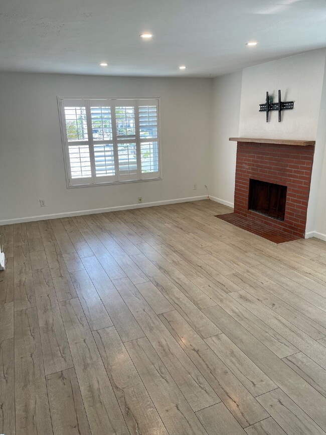 $2,990 - 2 Bed / 3 Bath Beautiful Condo in North Park