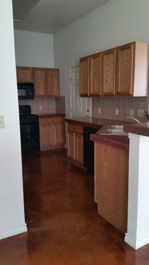 Photo - 2009 Charleston Ct Unit B