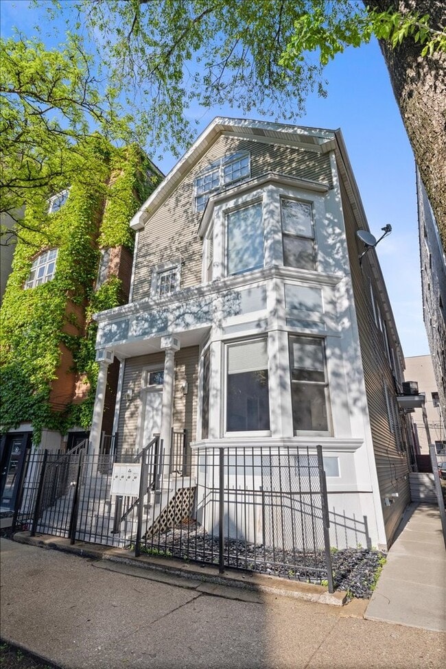 Building Photo - 2553 N Southport Ave