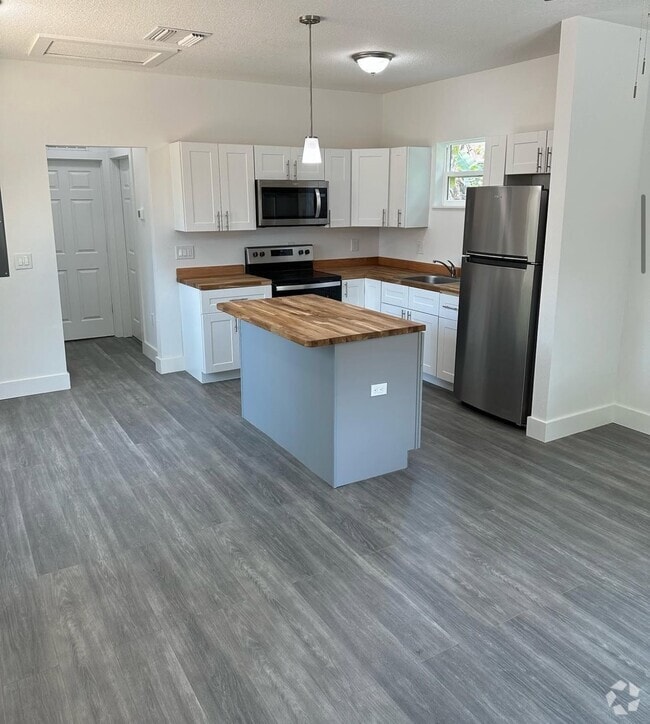 Building Photo - 701 E Ellicott St Unit Detached Rental