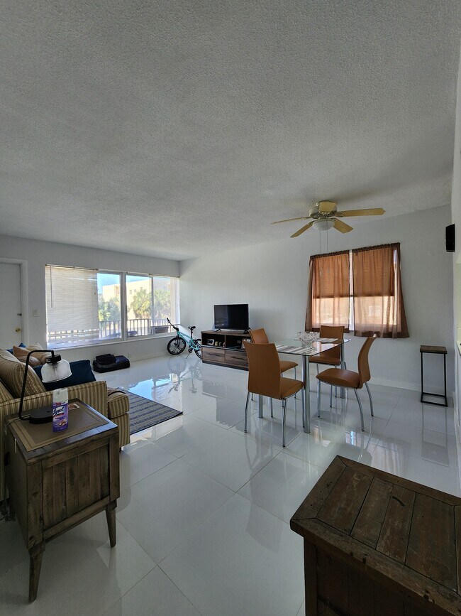 Building Photo - 1400 NE 169th St Unit 211