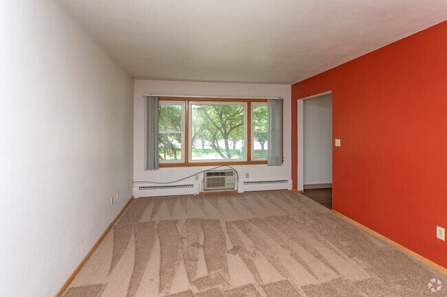 3BR, 1BA - 1,026SF
