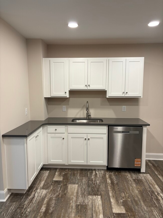 Building Photo - 905 N Orange St Unit B