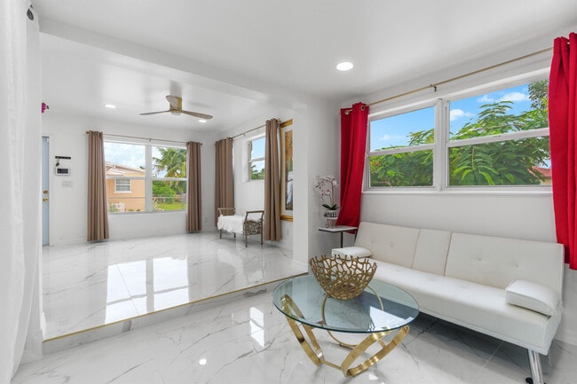 Photo - 201 NE 28th Ct