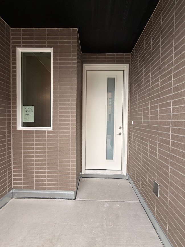 Vista de la puerta principal en el parque de galgos (4x2.5-5311-2-03-12-2026.jpg) - The Vista at Greyhound Park