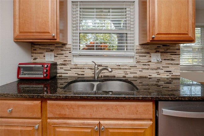 Photo - 849 Karen St