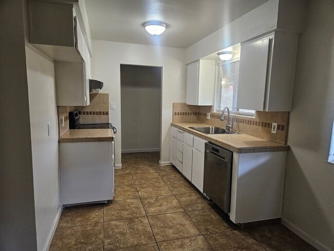 Building Photo - 33 W Santa Ana Ave Unit Santa Ana 33 West Apt C
