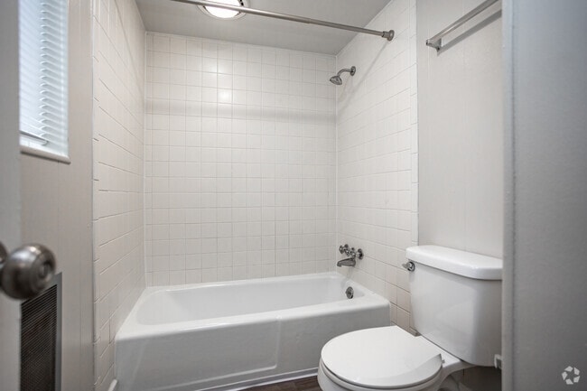 Studio, 1BA - 350SF - Bathroom