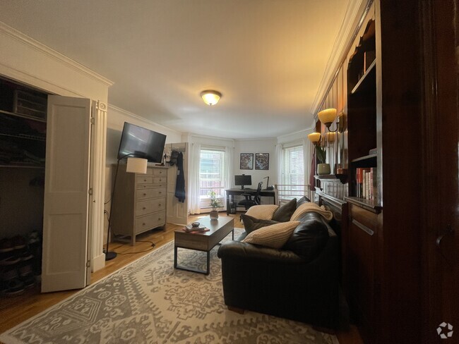 Building Photo - 218 Newbury St Unit 4B Rental