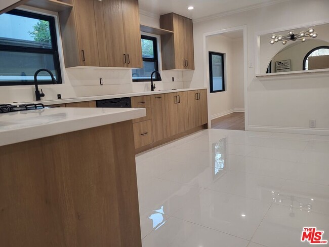 Photo - 620 N Poinsettia Pl