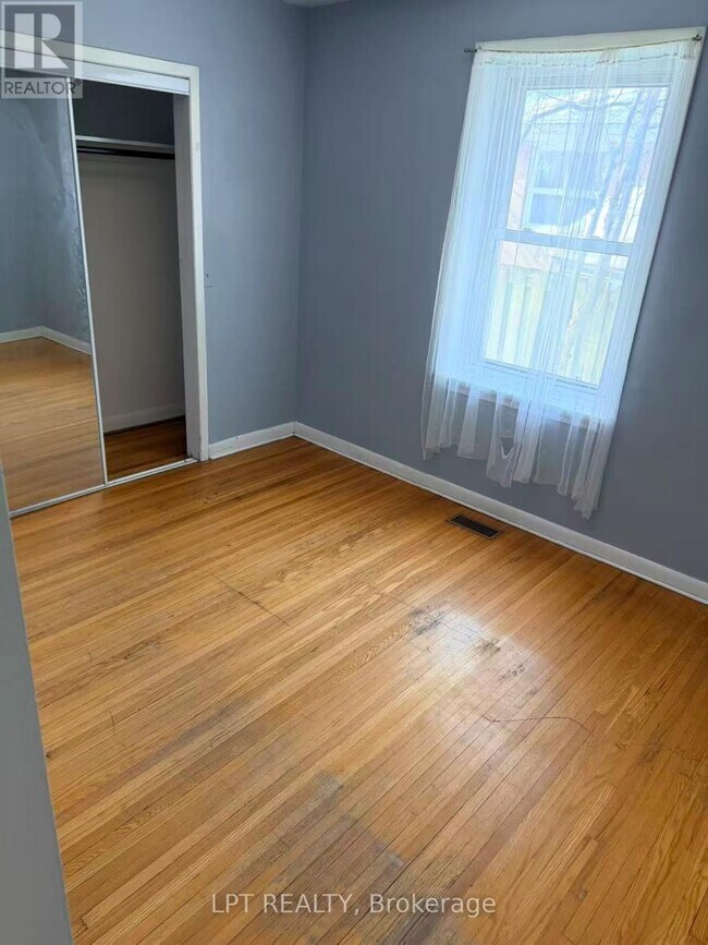 Photo - 520 Lynett Crescent