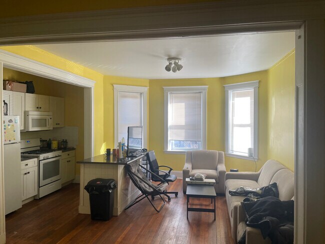 43 Orkney Rd Unit 4-bed 2-bath