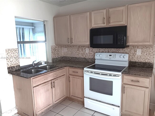 Photo - 7004 NW 67th Ave