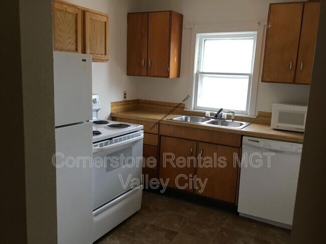 Photo - 458 3rd St NE