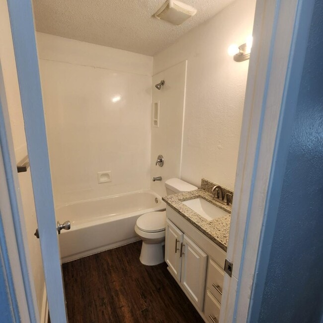 Photo - 2417 Lakeshore Dr