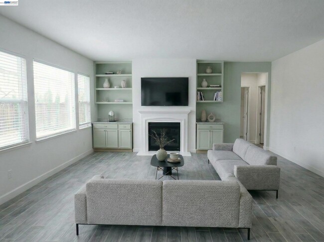 Photo - 679 Hamilton Ct