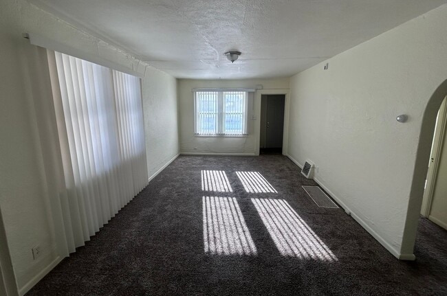 Photo - 18 8th Ave NW