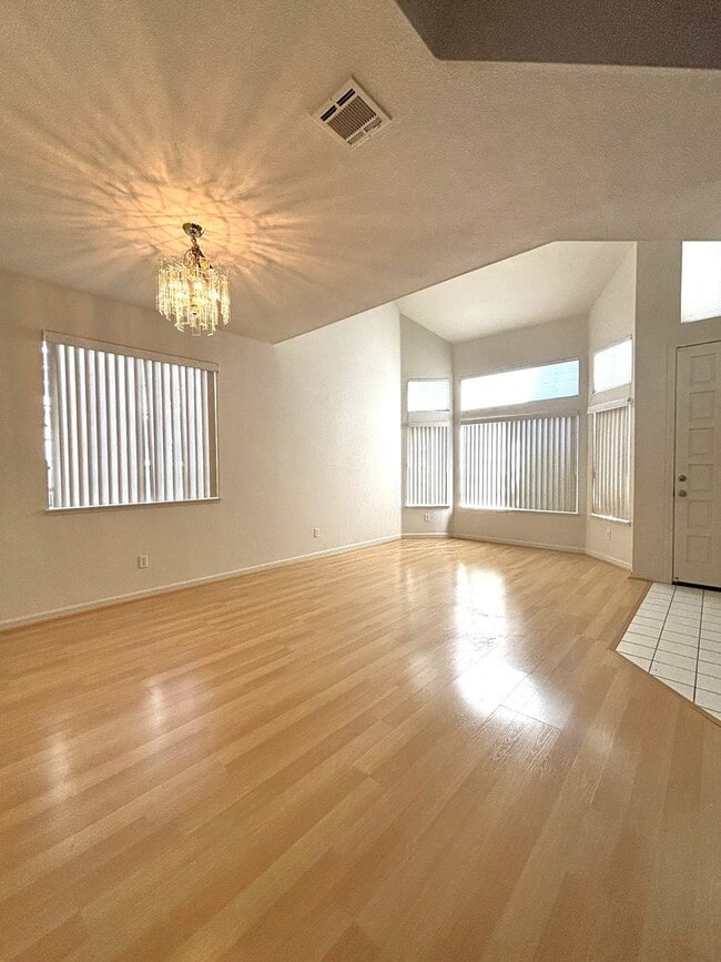 Building Photo - Charming 3 Bed / 2 Bath Fremont Home with ...
