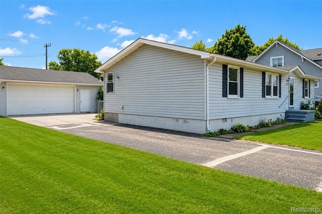 Photo - 15060 Michael St