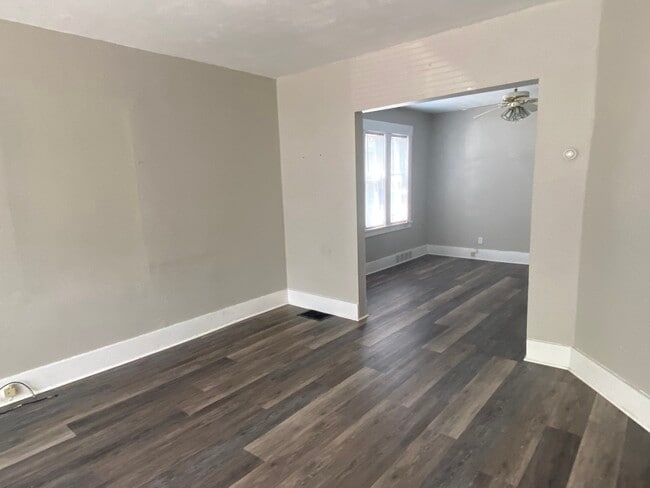 View to roomy dining room - 2622 Tilbury Ave Unidad Upper Level
