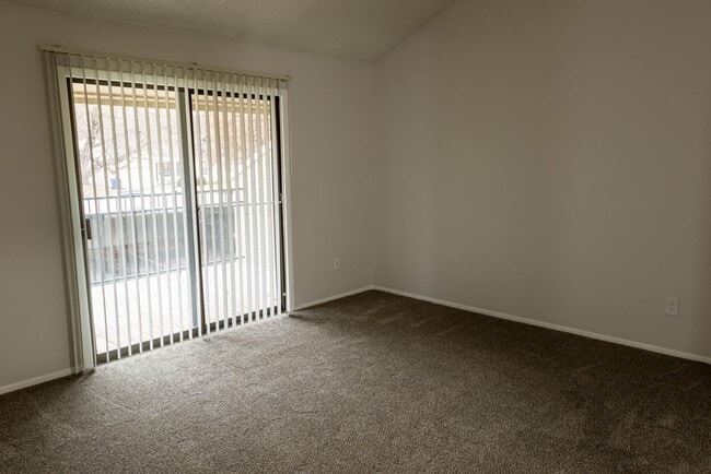 2BR/2BA PRIMARY BEDROOM - College Hill Flats