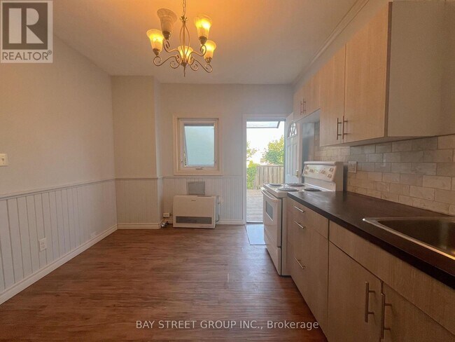 Photo - 70 Courtwright St