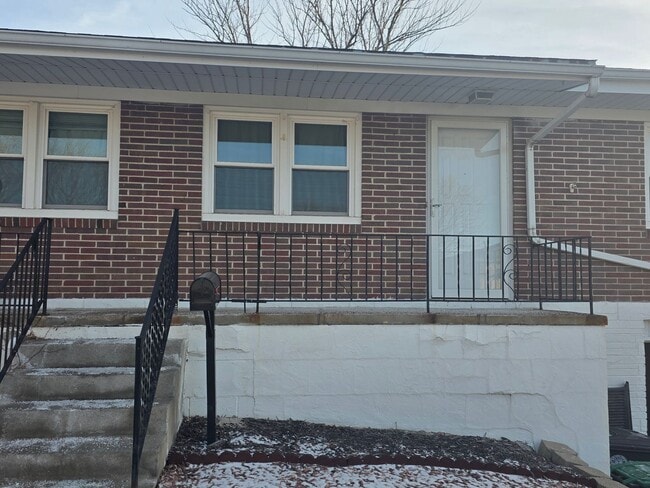 Building Photo - Spacious Three Bedroom!