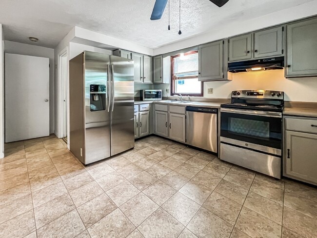 2 + Bedroom, 3-level Townhouse on Amherst ... - 2 + Bedroom, 3-level Townhouse on Amherst ...