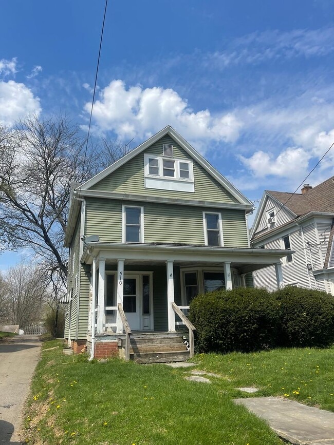 Building Photo - Newly Updated 3 Bedroom Home