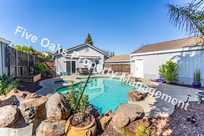 Photo - 422 Carlson Way