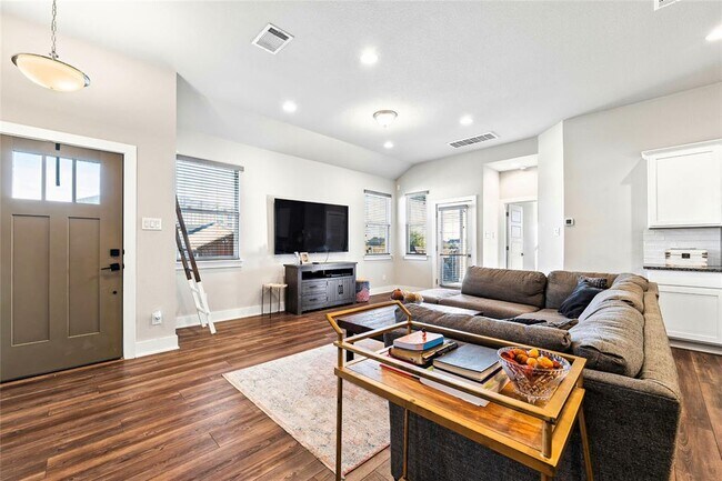 Photo - 501 Peace Dr