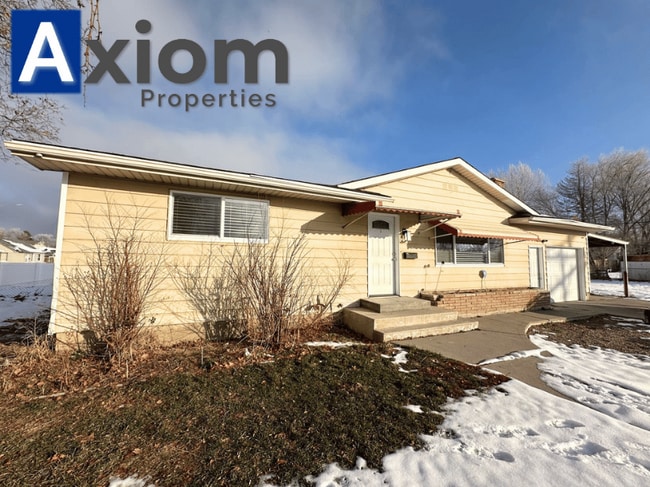 Building Photo - 906 E Elm-B Unit B