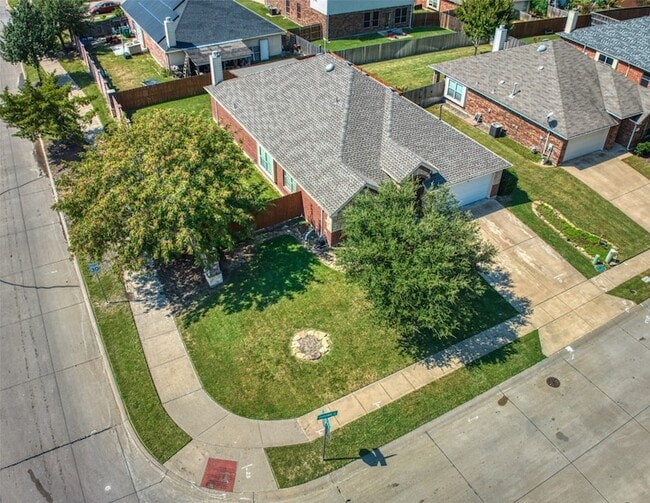 Photo - 201 Clydesdale St