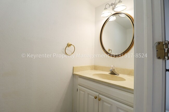 6246 S Yorktown Pl