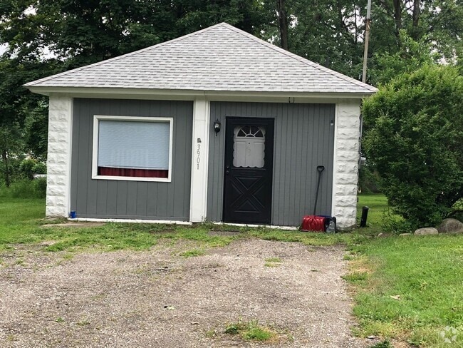 Building Photo - 3901 W Ridge Rd Unit 3901 W Ridge Rd - Apt 3 Rear