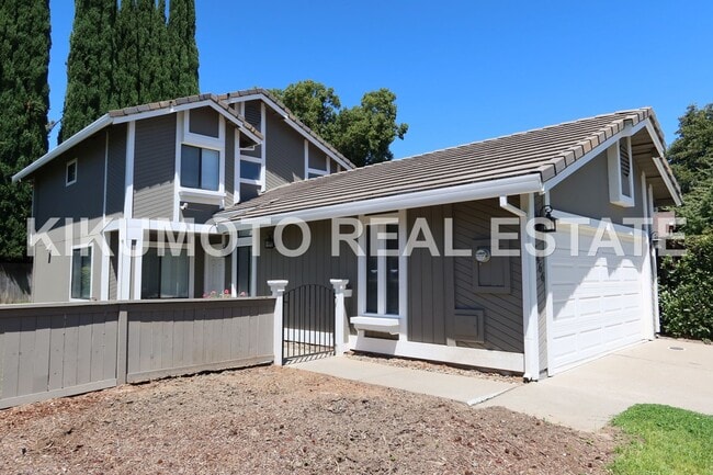 Building Photo - 3 Bedroom 2 1/2 bath Pocket home