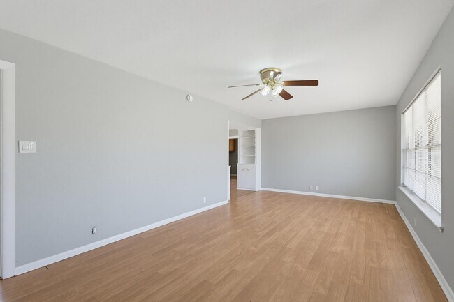 618 S La Salle Dr